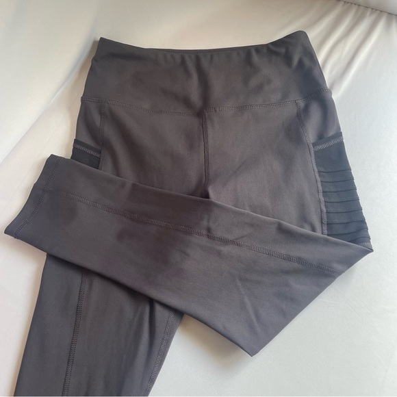 NWOT Athletic Works Women's Gray Stretch Workout Yoga 2/3 Leggings Size Medium - Picture 7 of 10